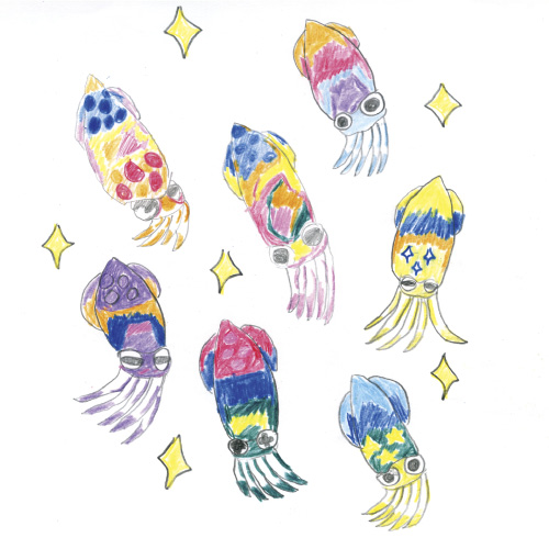 7ひきのにじ色に光るイカ